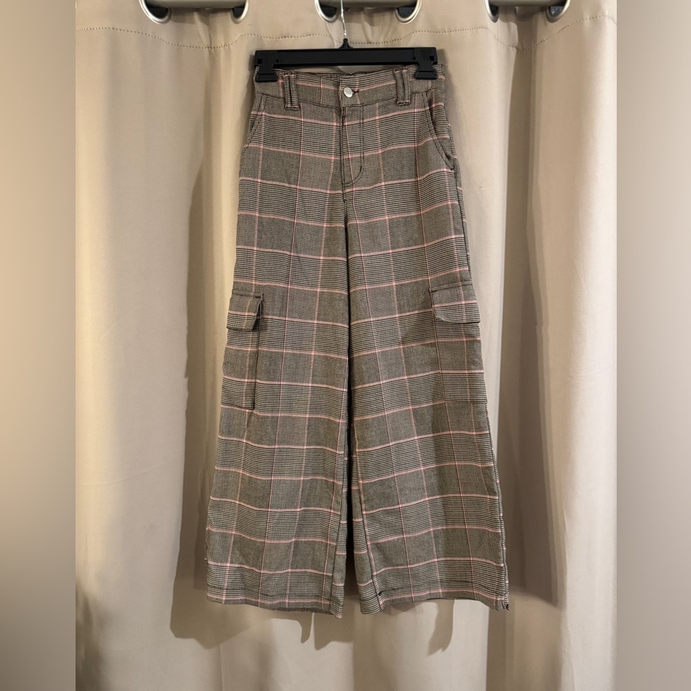 No Boundaries Women’s  Plaid Cargo Pants - Gray and Pink